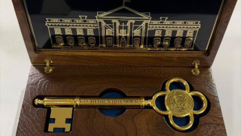 Фотография к новости: Дональд Трамп Қасым-Жомарт Тоқаевқа Ақ үйдің символикалық кілтін сыйға тартты