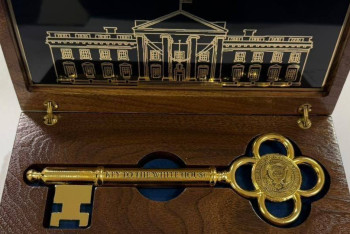 Фотография к новости: Дональд Трамп Қасым-Жомарт Тоқаевқа Ақ үйдің символикалық кілтін сыйға тартты