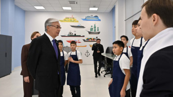 Фотография к новости: Тоқаев балалардың шығармашылығын шыңдайтын орталықта болды