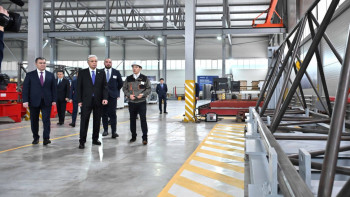 Фотография к новости: Тоқаев крандар шығаратын зауыттың жұмысымен танысты