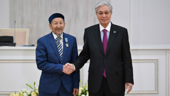 Фотография к новости: Шопан, жүргізуші, механик: Тоқаев Жамбыл облысының жұмысшыларын марапаттады