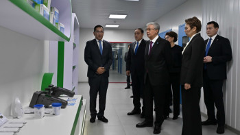 Фотография к новости: Президент Жамбылдағы фармацевтикалық кәсіпорындармен танысты