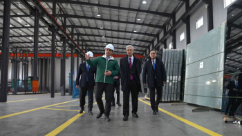 Фотография к новости: Президент Dala Glass әйнек өндіретін кәсіпорын қызметімен танысты