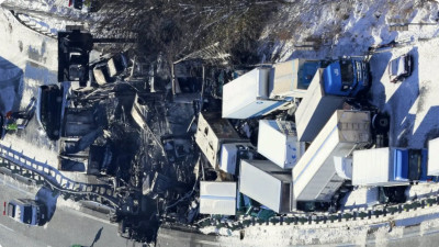 Жапония тас жолында 67 көлік соқтығысып, екі адам қаза тапты