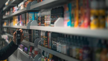 Фотография к новости: Астана дүкендерінде вейпті заңсыз сатуға қатысты рейд жүргізілді