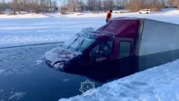 Фотография к новости: БҚО-да мұз астына кеткен жүк көлігі судан шығарылды