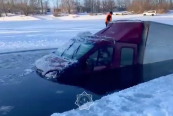 Фотография к новости: БҚО-да мұз астына кеткен жүк көлігі судан шығарылды