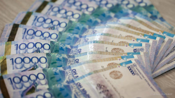 Фотография к новости: "Аспаннан түскен ақша": Кездейсоқ байып шыға келген ер адам жауапқа тартылды