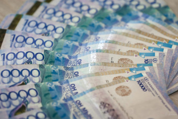 Фотография к новости: "Аспаннан түскен ақша": Кездейсоқ байып шыға келген ер адам жауапқа тартылды