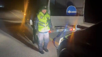 Фотография к новости: Ақмола облысында полицейлер жолда қалған жүргізушілерге көмек көрсетті