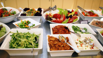 Фотография к новости: Жаңа жылдық салат пен етті қанша уақыт сақтауға болады