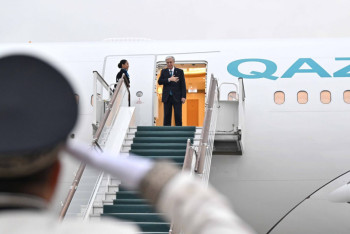 Фотография к новости: Көшелердегі қазақ Туы мен құрмет қарауылы: Тоқаевтың 252 сағаттағы 23 сапары