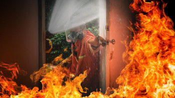 Фотография к новости: Оралда полицейлер өрт шыққан үйден тұрғындарды эвакуациялады