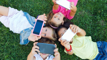 Фотография к новости: Францияда балаларға әлеуметтік желілерге тыйым салу қарастырылуда