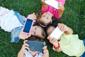 Фотография к новости: Францияда балаларға әлеуметтік желілерге тыйым салу қарастырылуда