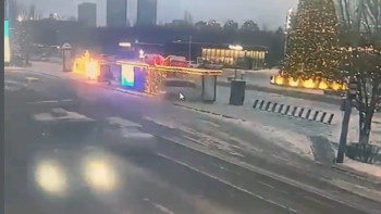 Фотография к новости: Газ бен тежегішті шатастырған: Астанада жүргізуші аялдаманы қиратты