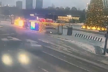 Фотография к новости: Газ бен тежегішті шатастырған: Астанада жүргізуші аялдаманы қиратты