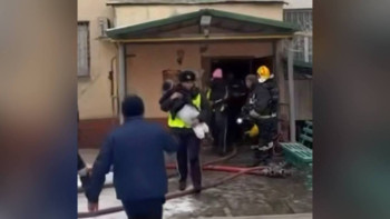 Фотография к новости: Талдықорғанда полицейлер түтінге толы пәтерден балаларды аман алып шықты