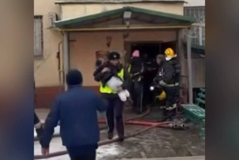 Фотография к новости: Талдықорғанда полицейлер түтінге толы пәтерден балаларды аман алып шықты