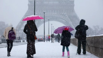 Фотография к новости: Париж әуежайларында қар мен көктайғақ салдарынан 150 рейс тоқтатылды