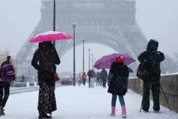 Фотография к новости: Париж әуежайларында қар мен көктайғақ салдарынан 150 рейс тоқтатылды