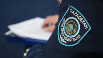 Фотография к новости: Жылу батареясына асылып қалған: Жамбылда полицейлер тұрғынды құтқарды