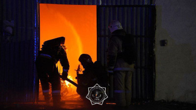 Алматыда қойма өртеніп жатыр: арнайы штаб құрылды