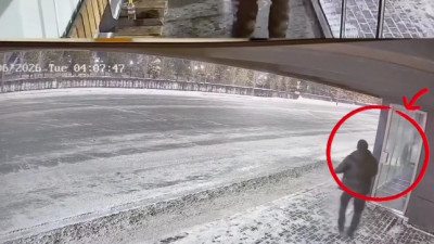 Астанада аялдама есігін бөтелкемен сындырған ер адам ұсталды