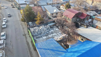 Фотография к новости: Алматыда заңсыз салынған тағы бір нысан бұзылды