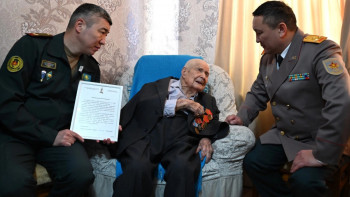 Фотография к новости: Алматыда ғасыр жасаған ҰОС ардагерін Қорғаныс министрлігі құттықтады