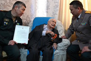 Фотография к новости: Алматыда ғасыр жасаған ҰОС ардагерін Қорғаныс министрлігі құттықтады