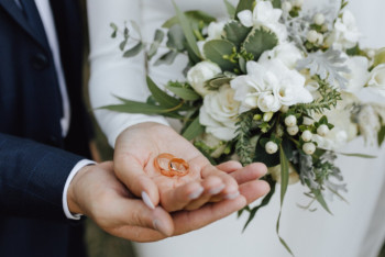 Фотография к новости: Жұп сүйікті итін құтқару үшін тойын кейінге қалдырды