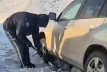 Ақмолада полицей жолда қалған жүргізушіні үйіне қондырды