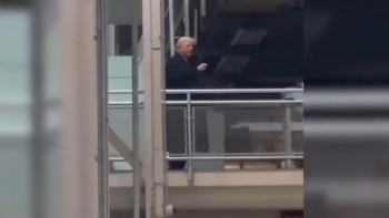 Фотография к новости: Ақ үй Трамптың жұмысшыға ортаңғы саусағын көрсеткеніне қатысты түсініктеме берді