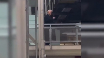 Ақ үй Трамптың жұмысшыға ортаңғы саусағын көрсеткеніне қатысты түсініктеме берді