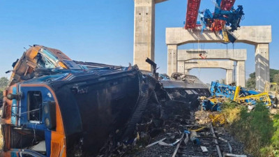 Таиландта кран жолаушылар пойызына құлап, 22 адам қаза тапты