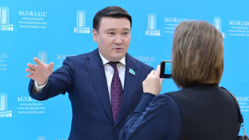 Фотография к новости: Мұғалімдер білім берумен емес, марапат жинаумен жарысып жүр – депутат