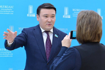 Фотография к новости: Мұғалімдер білім берумен емес, марапат жинаумен жарысып жүр – депутат