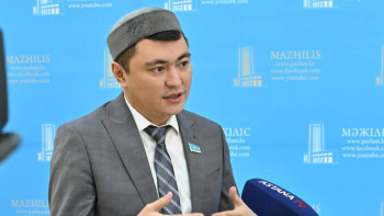 Фотография к новости: Халықты көбіне жалақы мен зейнет жасы алаңдатады – депутат