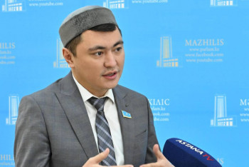 Фотография к новости: Халықты көбіне жалақы мен зейнет жасы алаңдатады – депутат