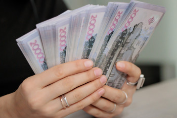 Фотография к новости: Сауда орталығында зейнеткерге "қызы" 5 млн теңгеге несие алғызбақ болды