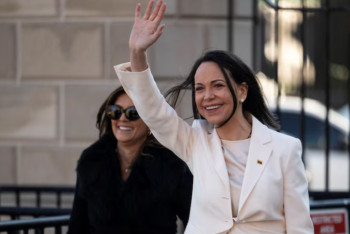 Фотография к новости: Трамп Венесуэла оппозициясының лидері сыйлаған Нобель медалін қабылдады