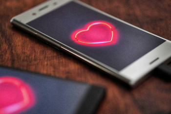 Интернеттегі «махаббат»: Әйел кейпіндегі алаяқ виртуалды танысын 4 млн теңгеге алдады