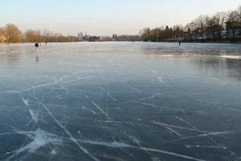 Фотография к новости: Екібастұзда төрт балықшы отырған шағын автобус мұз астына түсіп кетті