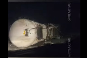 Фотография к новости: Ақтау маңында газ тасымалдаушы көлік аударылды: жүргізушіге айыппұл салынды