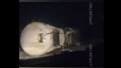 Ақтау маңында газ тасымалдаушы көлік аударылды: жүргізушіге айыппұл салынды