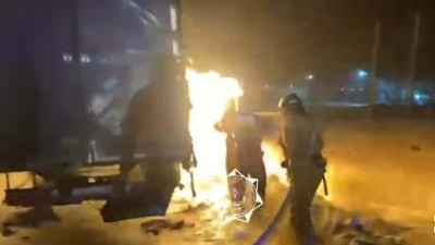 Астанада көшенің ортасында жүк көлігі өртенді