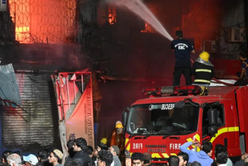 Фотография к новости: Пәкістанда сауда орталығындағы өрттен алты адам қаза тапты