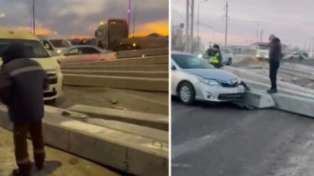 Фотография к новости: Атырауда жол үстіне құлаған бетон тіреулер бірнеше автокөлікті соқты