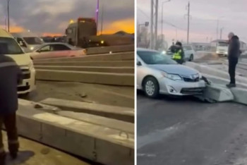 Фотография к новости: Атырауда жол үстіне құлаған бетон тіреулер бірнеше автокөлікті соқты